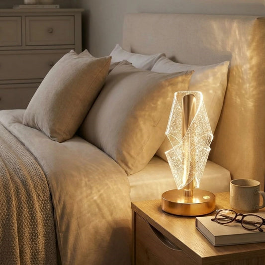 Çapraz Kavisli Ters Kristal Simli LED Masa Lambası – Gold Gövdeli, Dokunmatik, 3 Kademe Işık Ayarlı Şarjlı Dekoratif Lamba